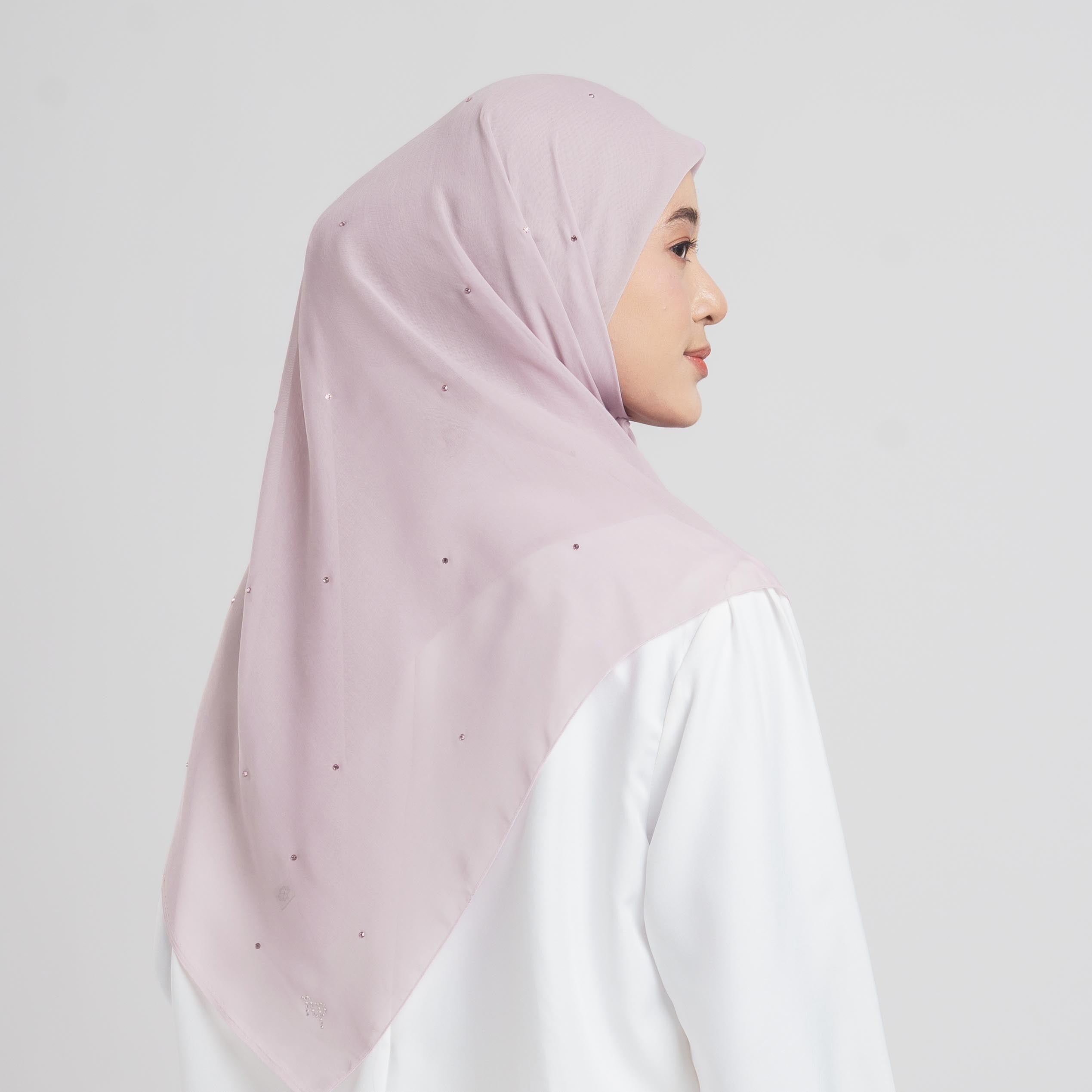 Takut Hijab Kristal Cepat Rusak? Begini Cara Merawatnya Supaya Tetap Awet!