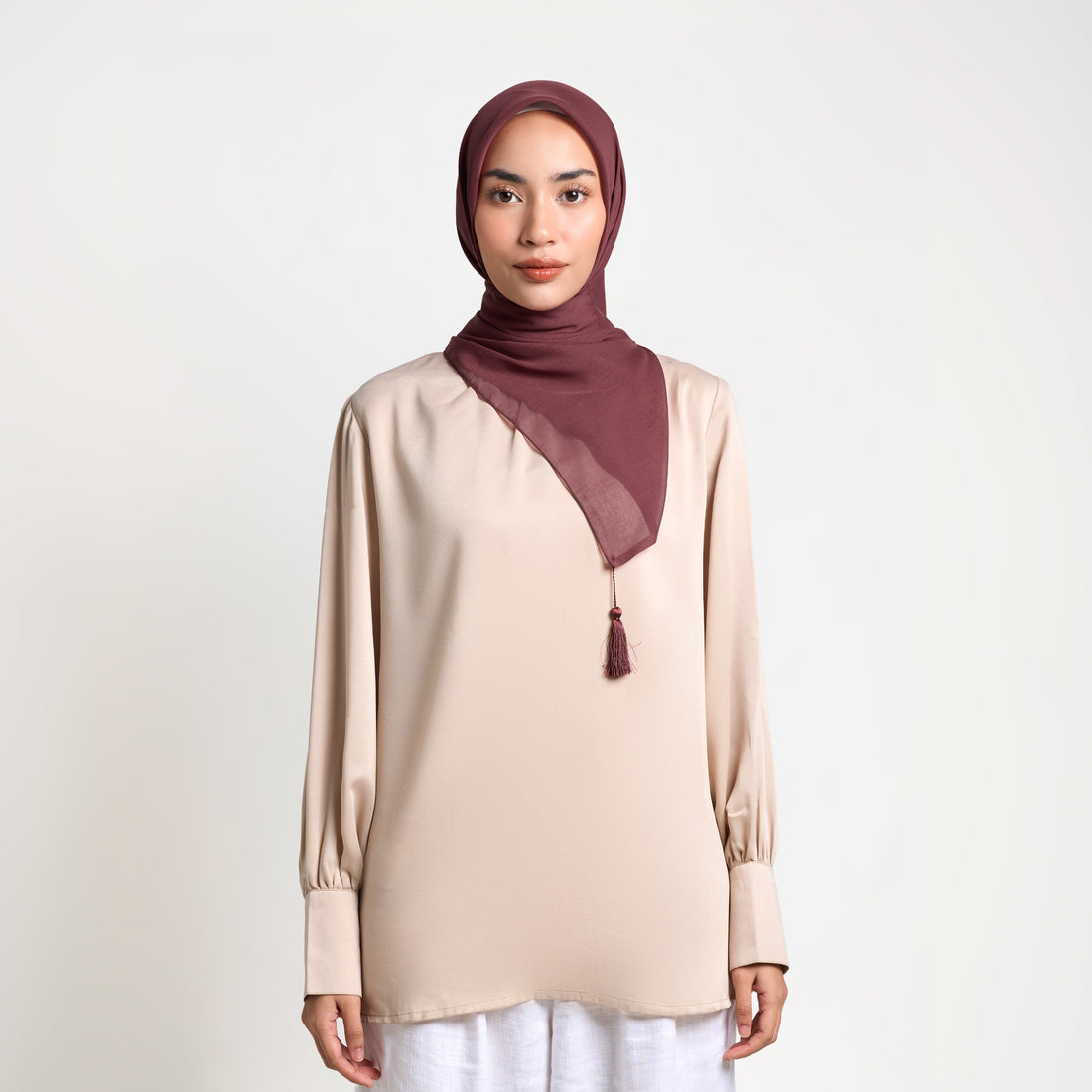 Bukan Warna Pastel! Ternyata Warna Hijab Ini yang Cocok dengan Kulit Deep Winter