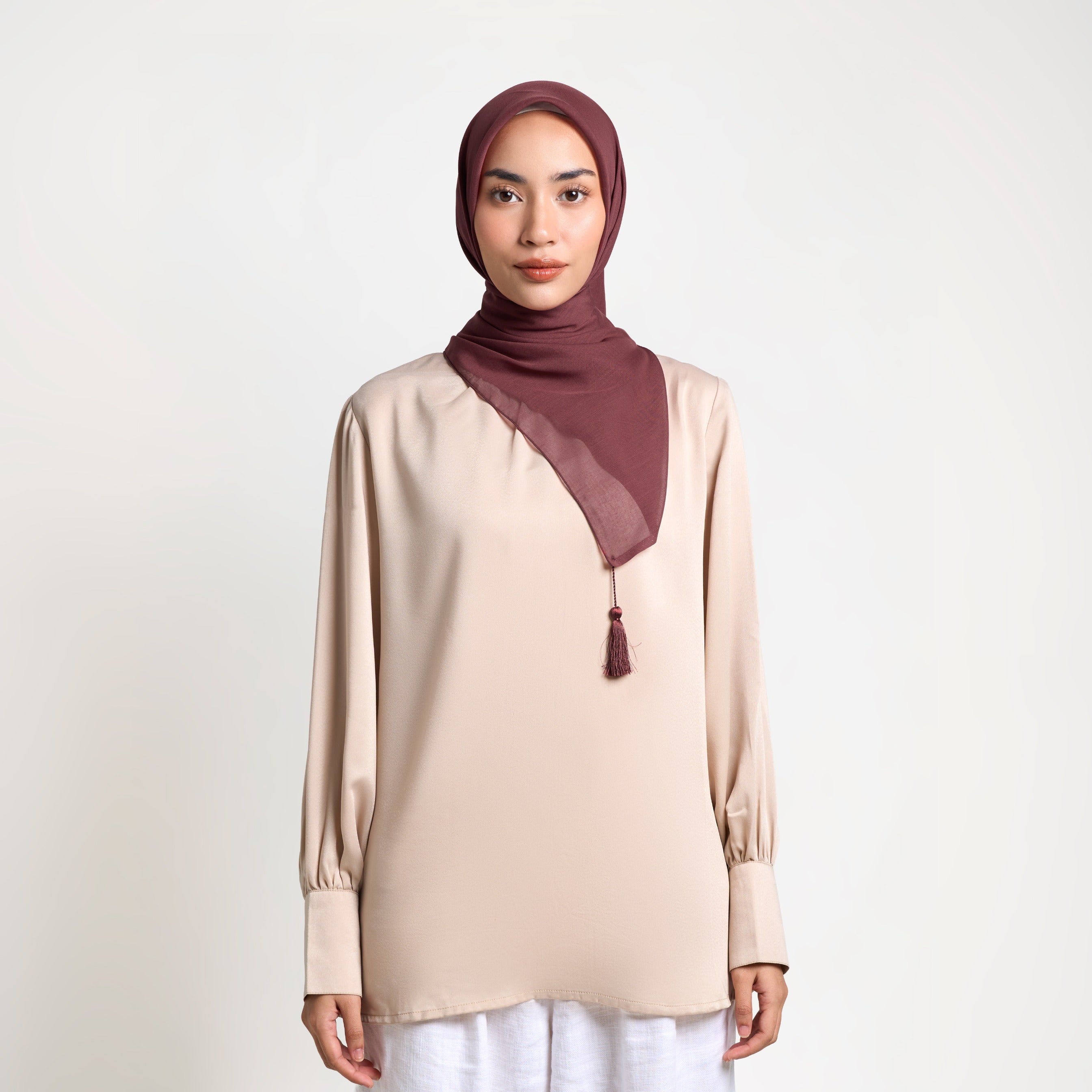 Bukan Warna Pastel! Ternyata Warna Hijab Ini yang Cocok dengan Kulit Deep Winter