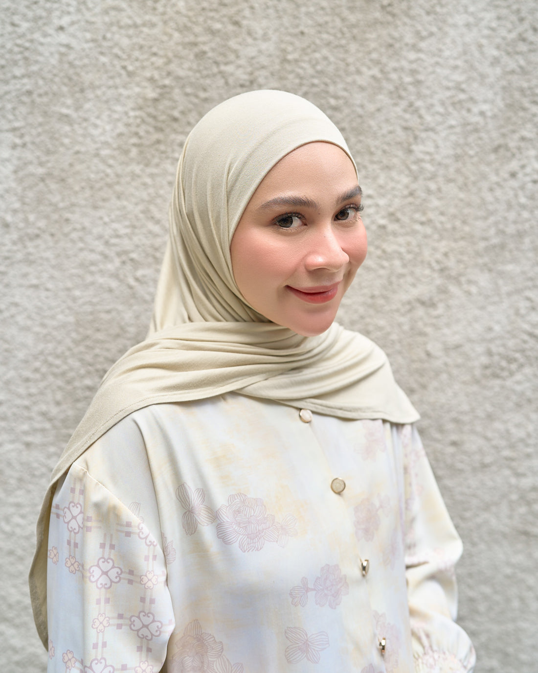 Ira Nandha Spill 2 Warna Pashmina Instan  Favoritnya yang Bikin Wajah Auto Fresh