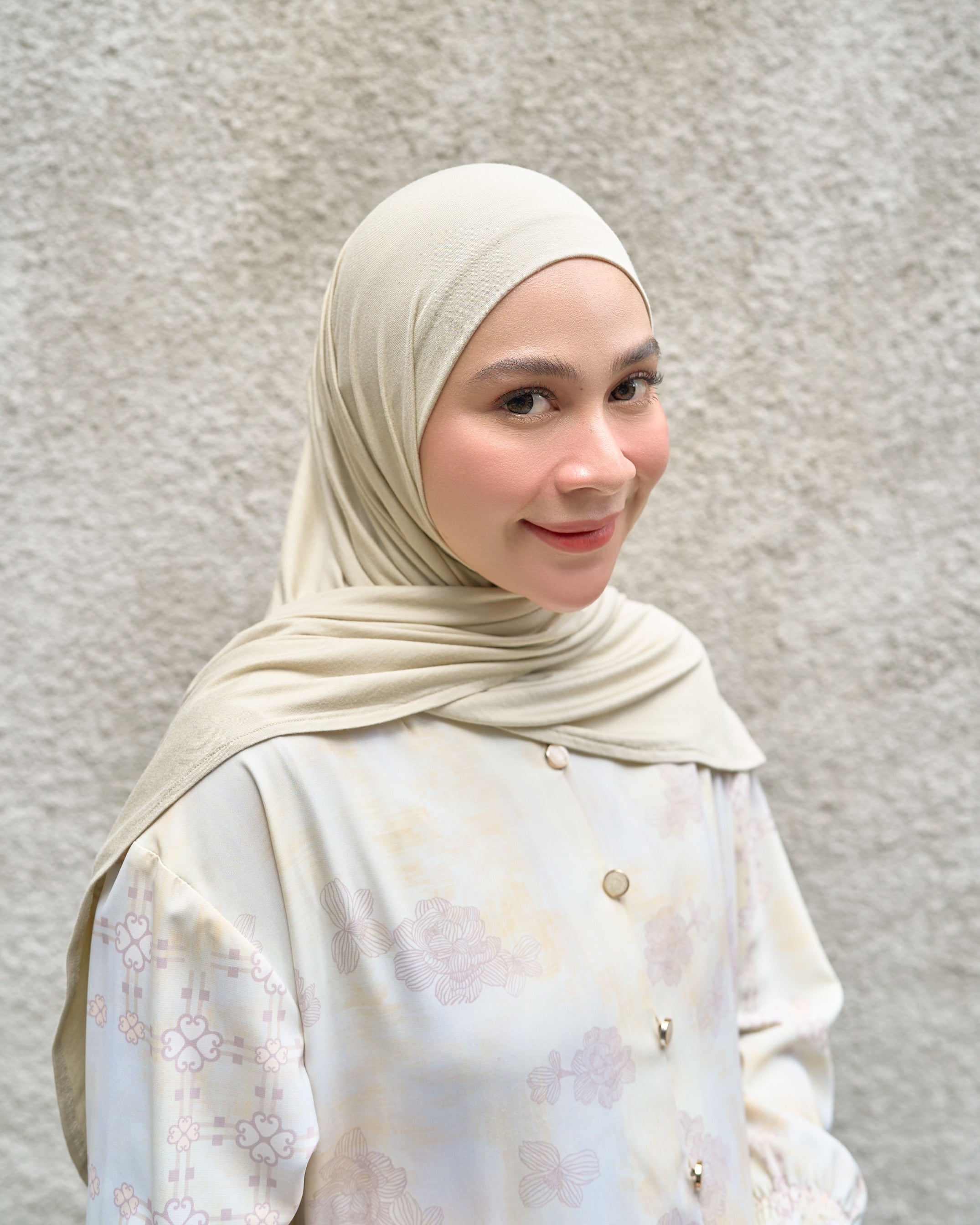 Ira Nandha Spill 2 Warna Pashmina Instan  Favoritnya yang Bikin Wajah Auto Fresh