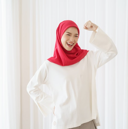 Mau Tampil Stylish di Acara 17 Agustus?  Yuk Cek Inspirasi OOTD Bernuansa Merah!