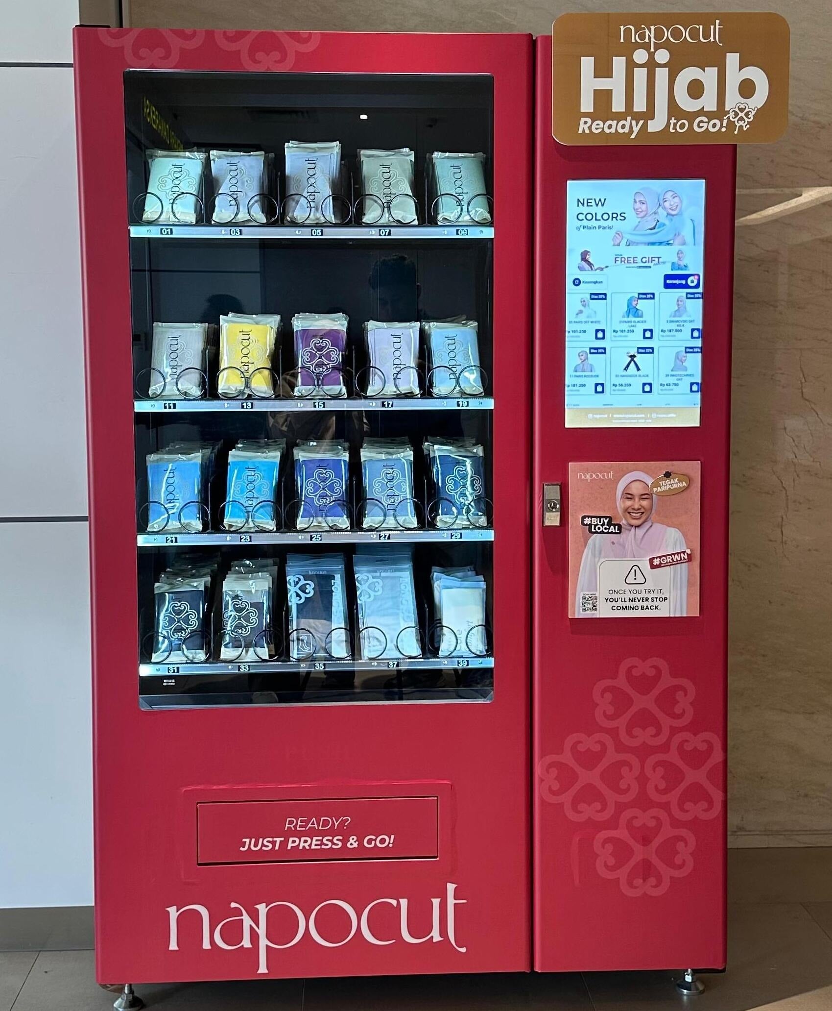 Mau Beli Hijab Sat-Set? Kenalan Sama Vending Machine napocut di BSI Tower Yuk!