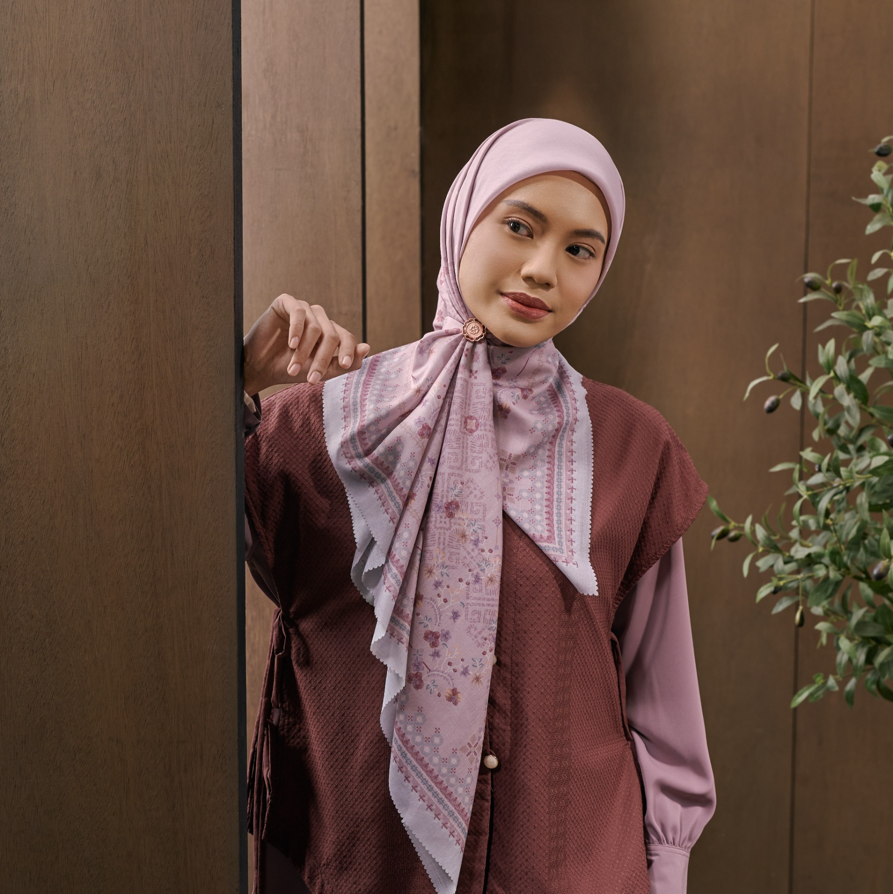 Coba Intip Inspirasi  Styling Hijab Printing yang Bikin Kamu Tampak Lebih Muda