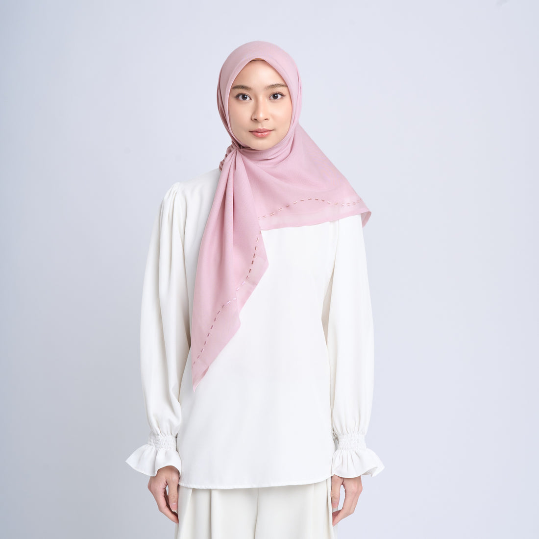 Bingung Mau yang Mana? Hijab Bordir Gradasi Ini Punya 10 Warna Sesuai Undertone!