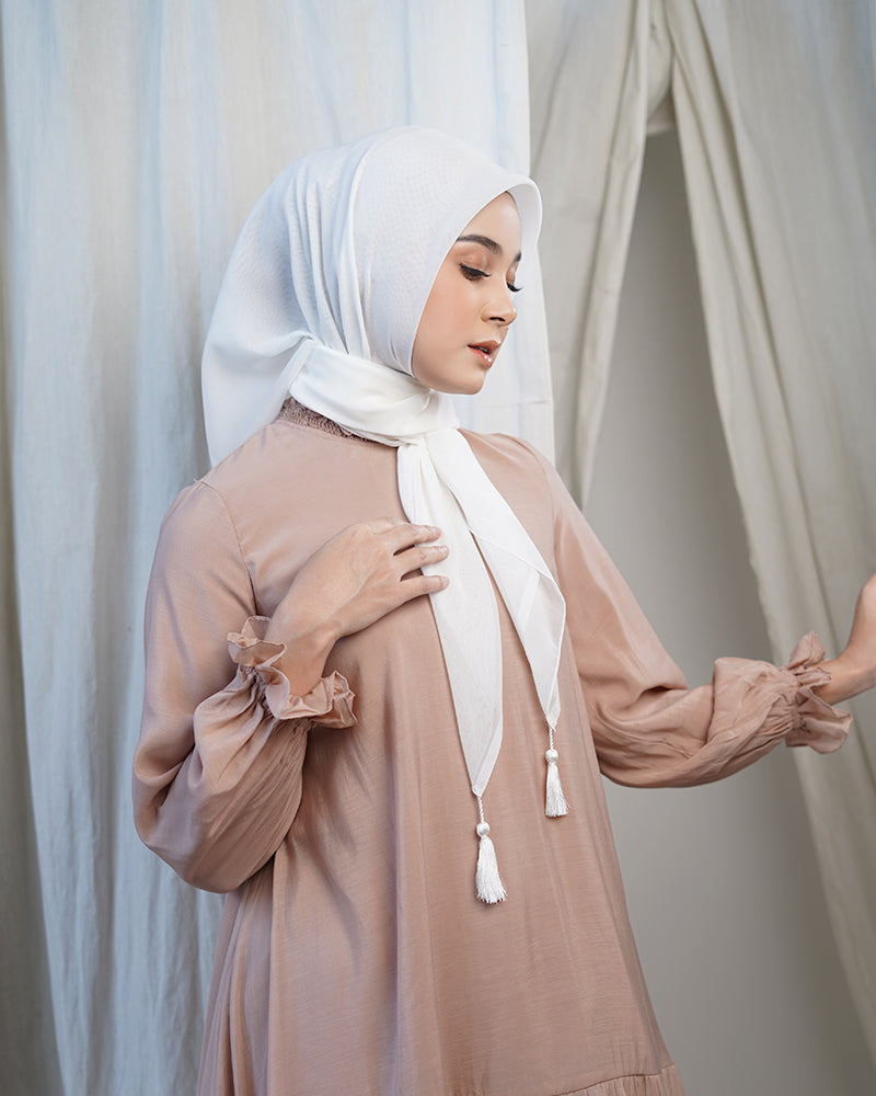 Plain Tassel Black & White - Hijab Ronce Segiempat Paris Jepang Premium