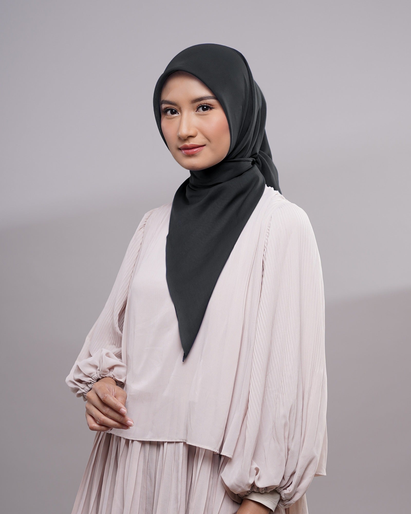 Plain Paris - Hijab Segiempat Paris Jepang Premium Black and White Series