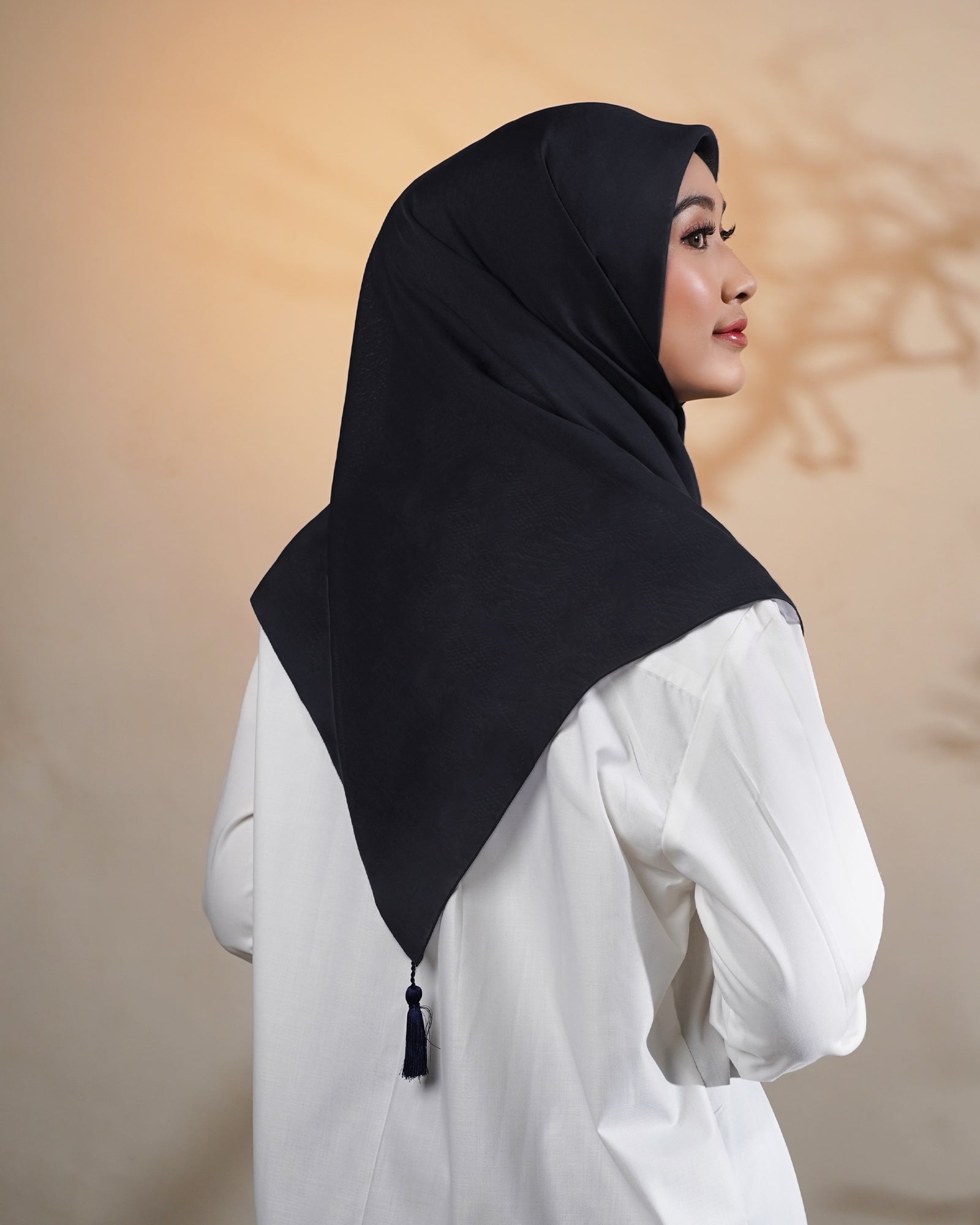 Plain Tassel Black & White - Hijab Ronce Segiempat Paris Jepang Premium