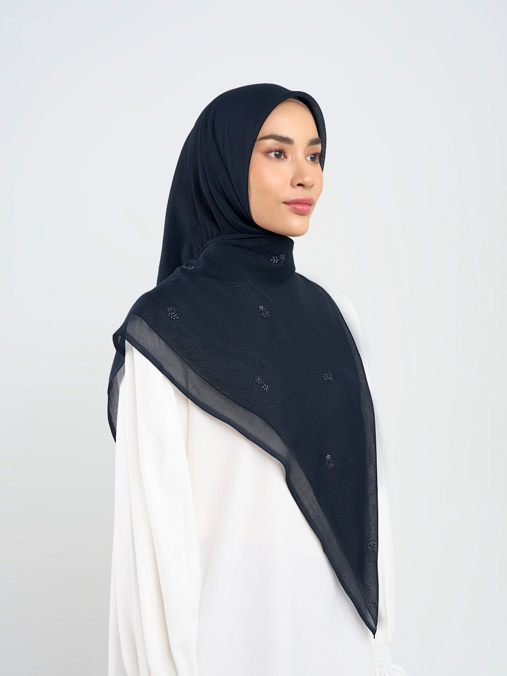Mahra Embroidery - Hijab Segiempat Bordir Bunga Kristal